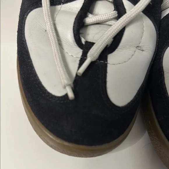 Gucci Black and Gray Athletic Shoes with Lace-Up Closure - Picture 7 of 7